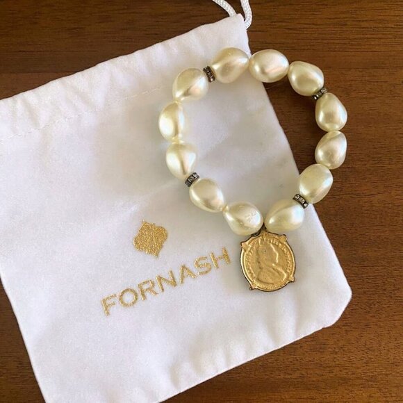 Fornash Faux Pearl British Coin Stretch Bracelet - Picture 1 of 3
